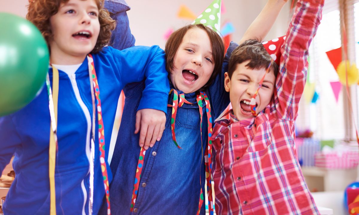 Group of happy kids celebrating at a birthday party — Funny Kid Jokes fun time